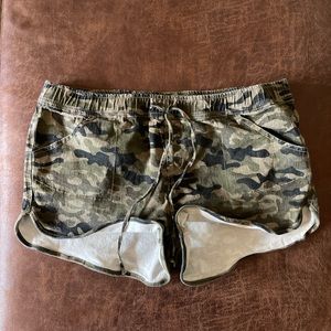 Almost Famous Camo Shorts Size Large